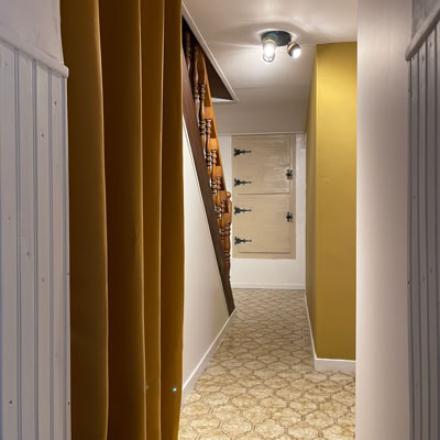 Mon Ami Sam Rénovation d’un couloir - pose de tapisserie, peinture, lustre